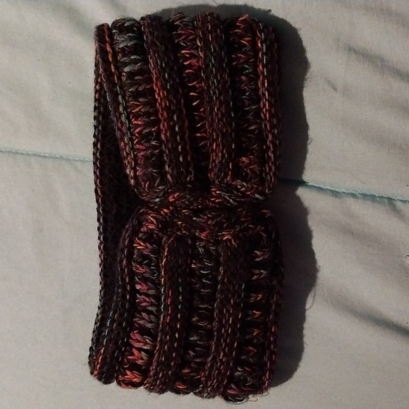 C.C. Exclusives, Women's wrap around earmuffs/head warmer with button - Picture 3 of 9